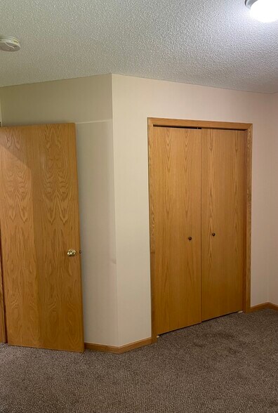 Building Photo - 1645 Lakeridge Way