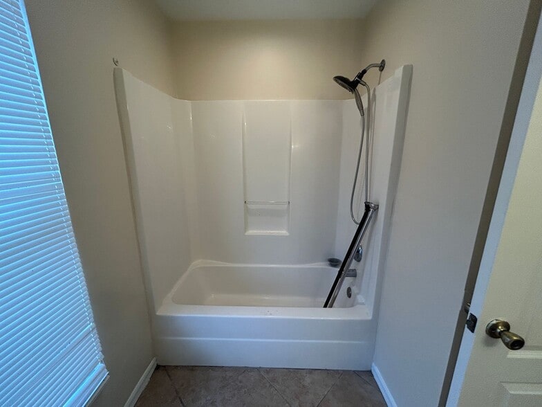Building Photo - 3/2 Single Family home freshly painted interior and exterior