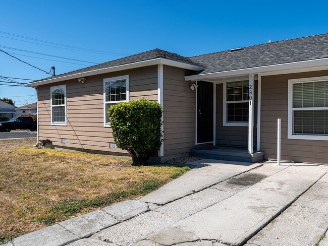 Building Photo - Duplex Living