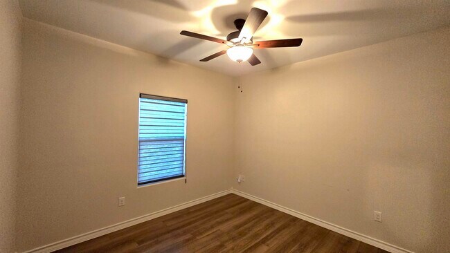 Building Photo - 6007 Vero Dr