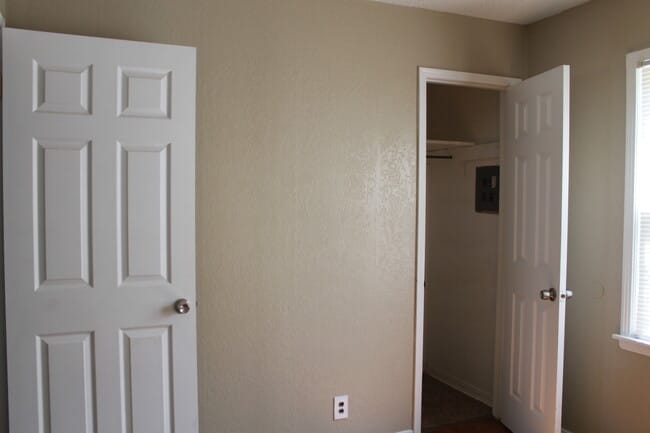 Building Photo - Sit on Your Front Porch & Enjoy! MOVE IN S...