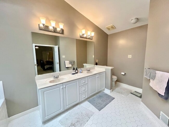 Building Photo - 5 Milestone Manor Ct