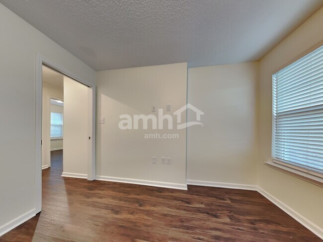 Building Photo - 105 Redrock Ct