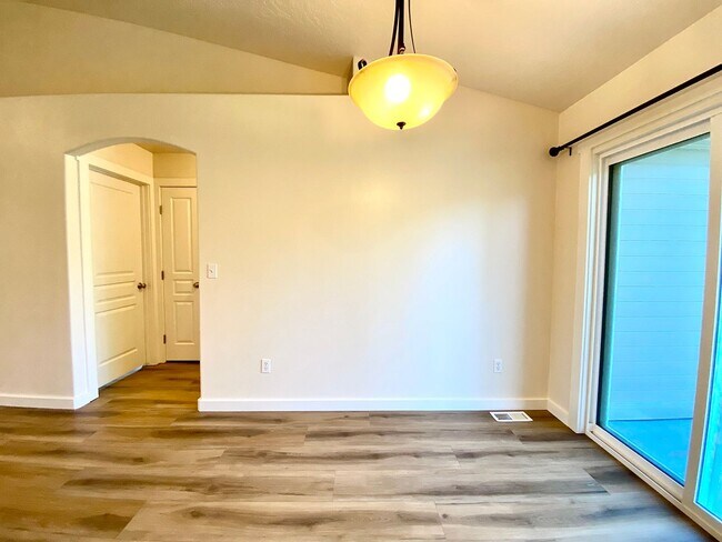 Building Photo - 4 bedroom PLUS office or 5th bedroom in NW Meridian Avail Mid August