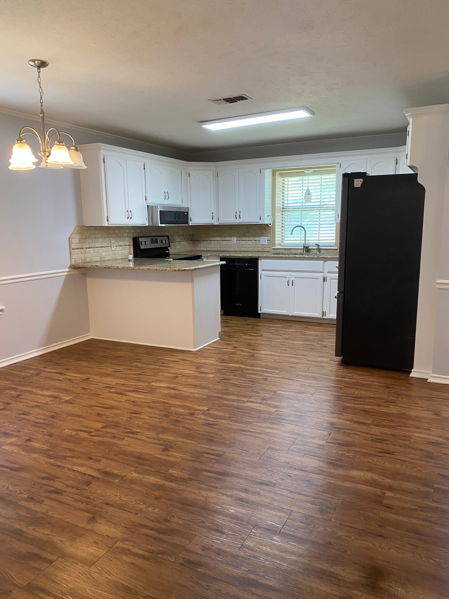 Building Photo - 5606 Cliffwood Dr