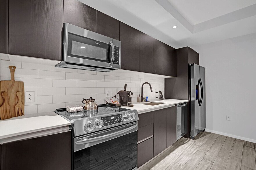 Building Photo - 398 NE 5th St