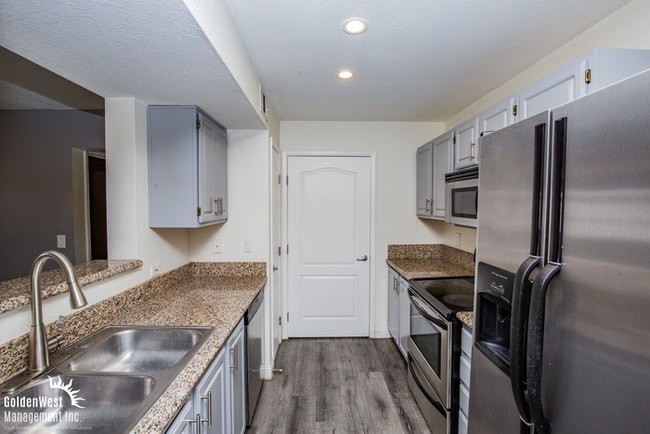 Building Photo - Stylish & Updated 1Bdm 1Ba Condo in Gated Community.