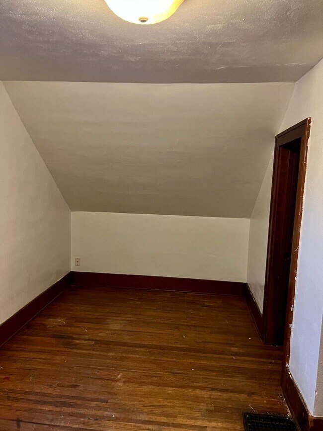 Building Photo - Cozy 3 bedroom next to Avera Hospital in C...