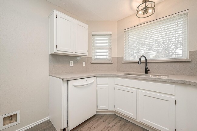 Building Photo - 9247 Autumnsong Dr