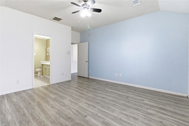 Building Photo - Teal Run Place Court, Fresno, TX 77545 - 4 BR 2 BA single-family home