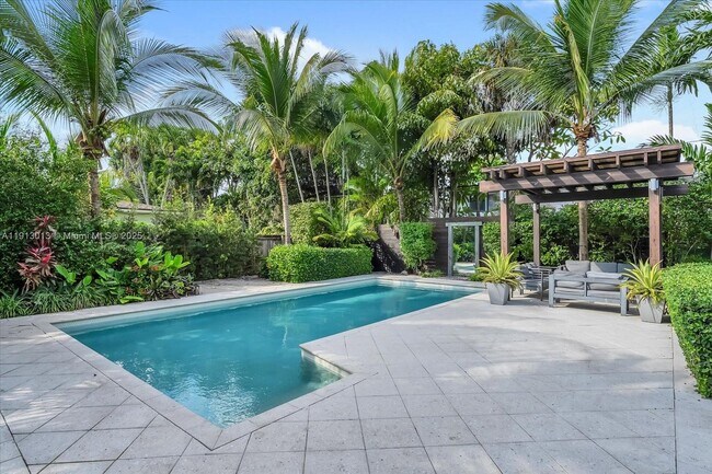 Building Photo - 863 NE 90th St