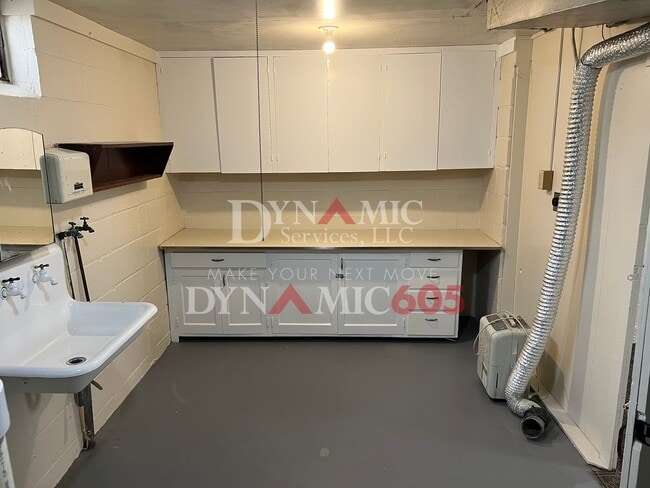 Building Photo - 4+ Bedroom, 2 Bath House with Garage and Fenced Backyard