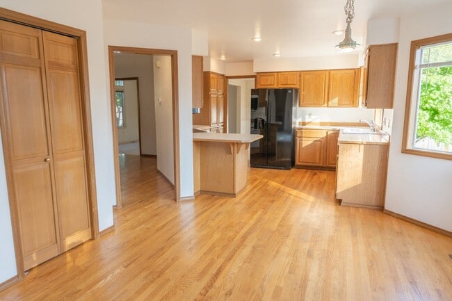 Building Photo - 3Bd/2.5Ba Bellevue House( Newport Hill)