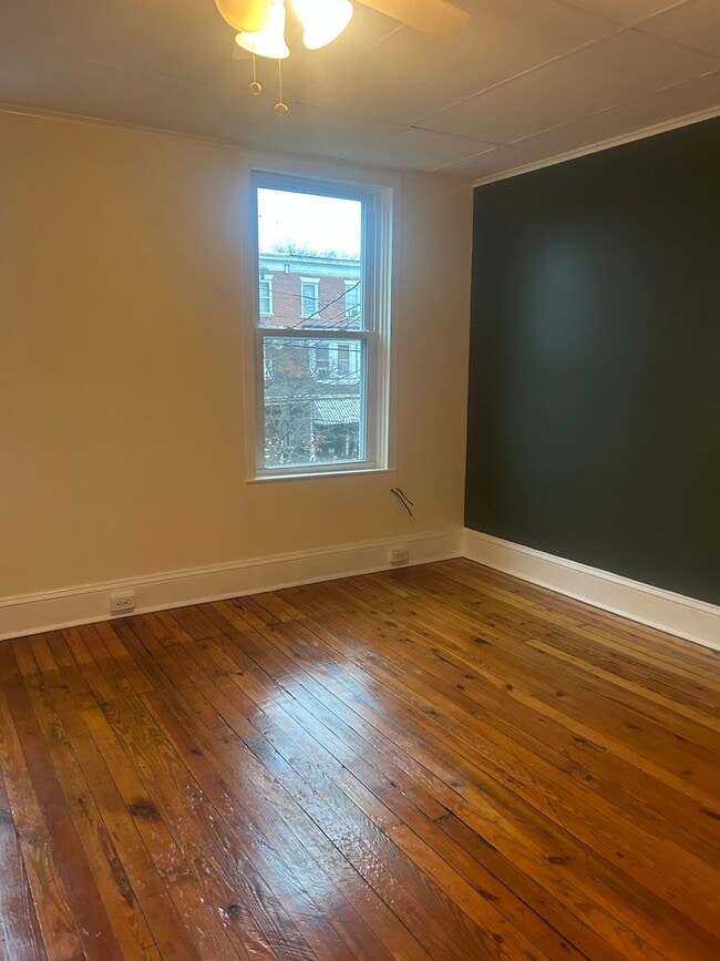 Building Photo - 556 N Plum St