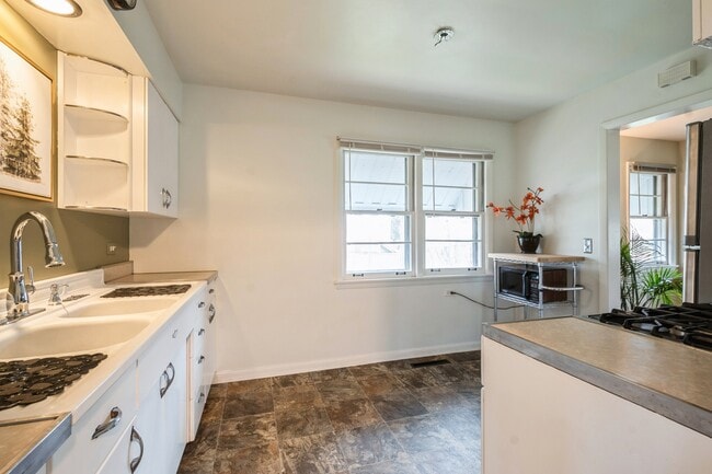 Building Photo - 735 Chestnut St