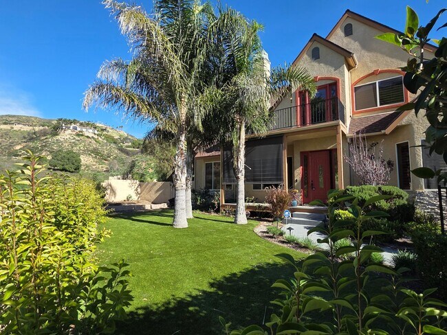 Building Photo - Very nice custom Camarillo 4+4 family home in great private location!