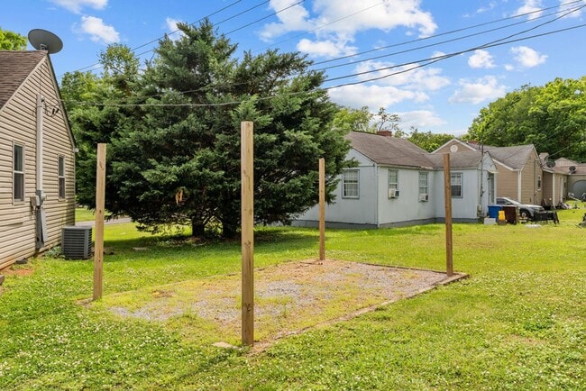 Building Photo - Newly Renovated Alcoa Cottage!!