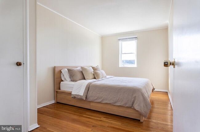 Building Photo - 355 W 12th Ave