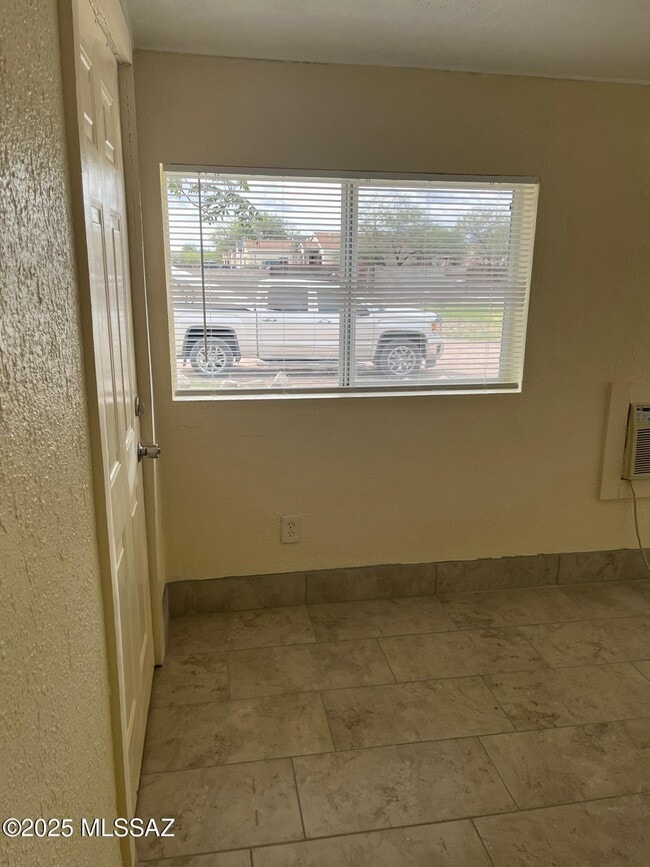 Building Photo - 345 E Teton Rd