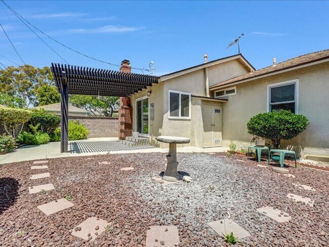 Building Photo - 4847 Ocana Ave