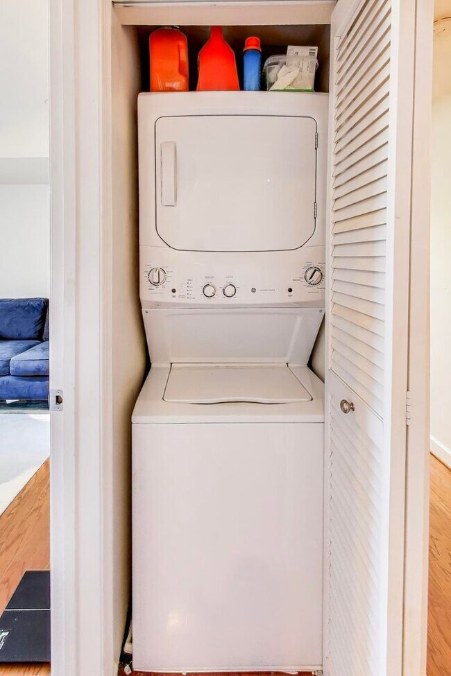 Building Photo - Light-filled 2bd/2ba right on S Four Mile Run $2850