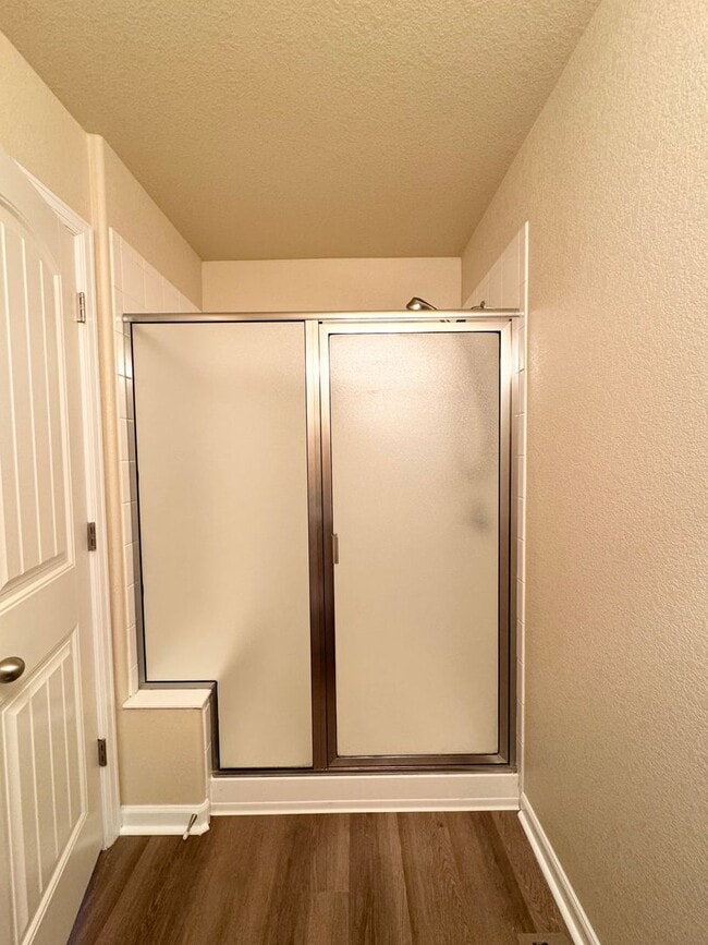 Building Photo - Spacious 3 Bedroom 2 Bath Ranch Style Home