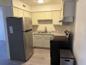Building Photo - 605 S Royal Crest Cir