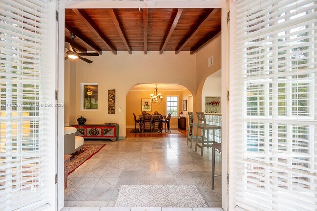 Building Photo - 423 Alcazar Ave