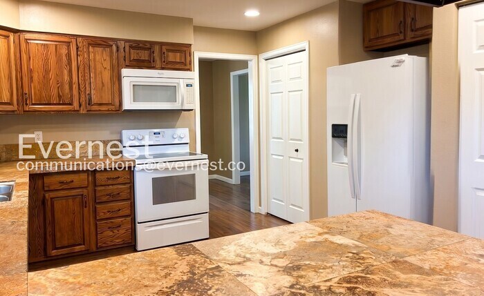 Building Photo - 1808 Riverview Dr