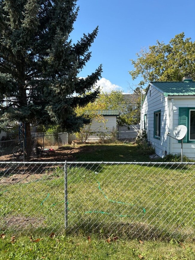 Building Photo - 2BR Pet-Friendly Home w/ Fenced Yard