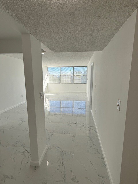 Building Photo - 1005E