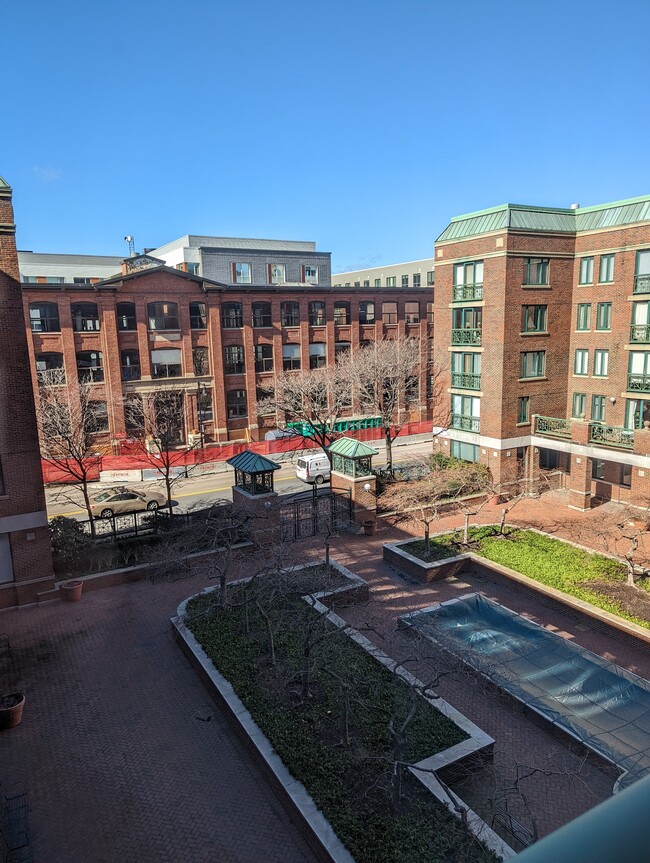 Building Photo - 10 Rogers St