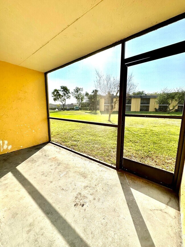 Building Photo - 710 Meadows Cir