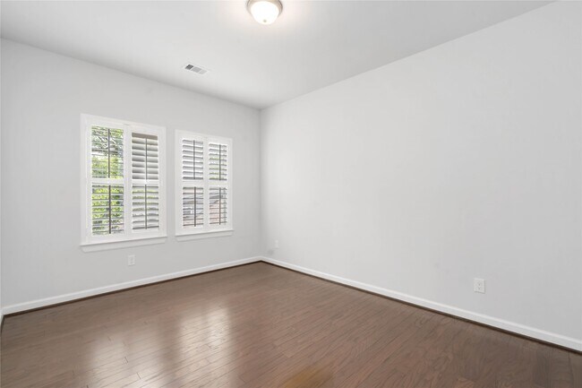 Building Photo - 1303 Gardenia Dr