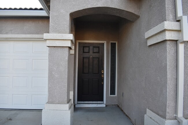 Building Photo - 805 Vía Rosa