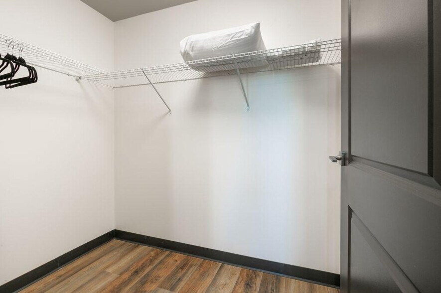 Building Photo - 611 Commerce St