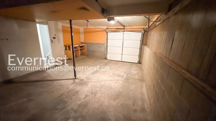 Building Photo - 2865 Chatsworth Way