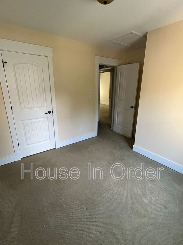 Building Photo - 129 Aurora Dr
