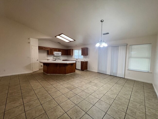 Building Photo - Beautiful West Side Madera Home