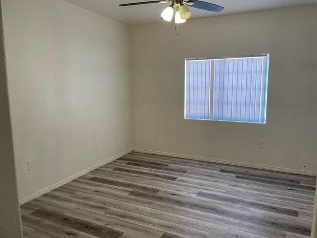 Building Photo - 2 Bedroom Condo!