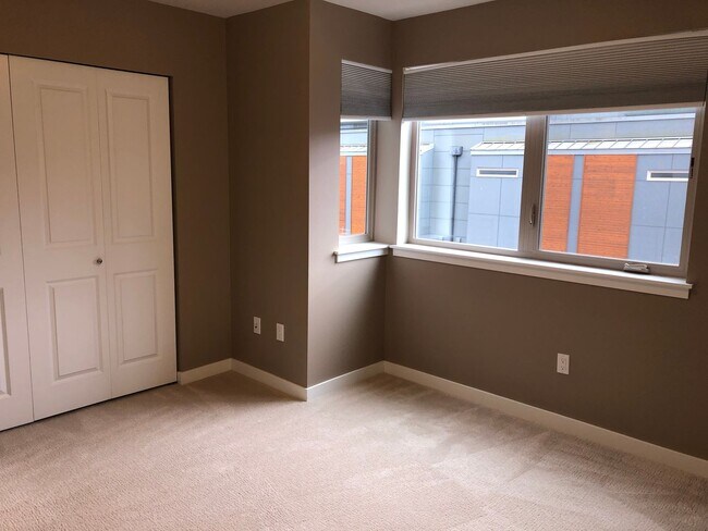 Building Photo - 3bd/2.25ba Issaquah Townhome