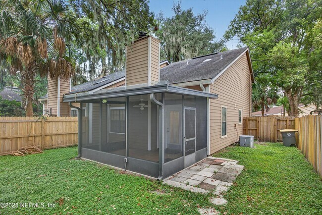 Building Photo - 3945 Oak St