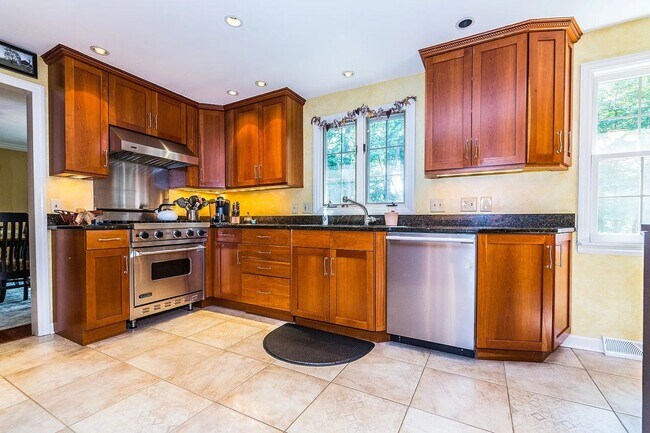 Building Photo - Beautiful 4-bedroom home located in Allison Park!