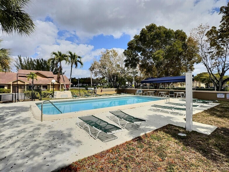 Building Photo - 2652 Riverside Dr