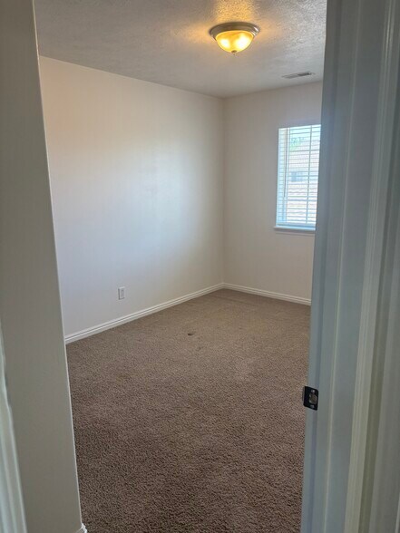 Building Photo - 884 Liberty Ln