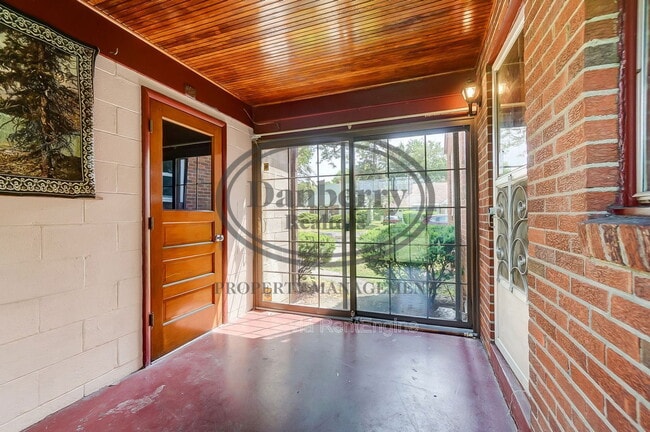 Building Photo - 347 Darrow Ave