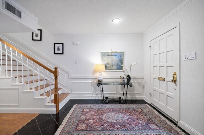 Building Photo - 8944 Chatsworth Dr