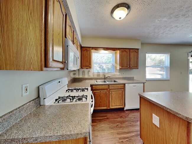 Building Photo - 8612 Oak Creek Dr