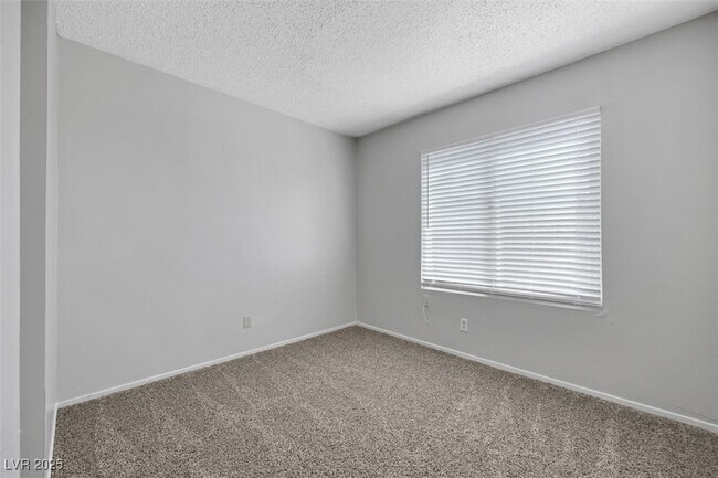 Building Photo - 1520 Hialeah Dr