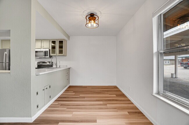 Building Photo - $2,145.95 with $300 Off the first month's rent, 2 Beds - 1 Bath, Townhouse in Greenwood Village w...
